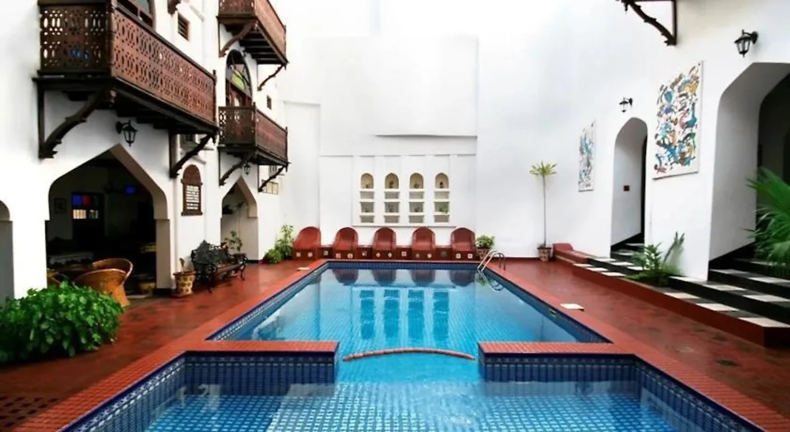 Dhow Palace Hotel 