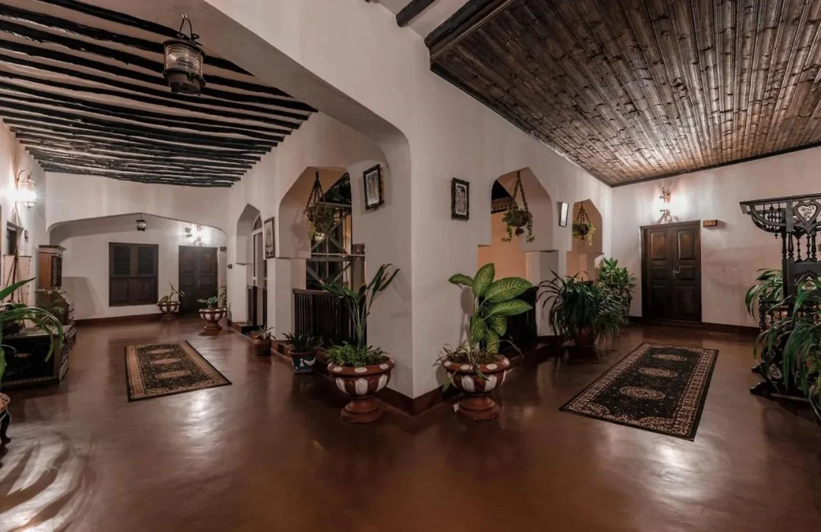 Dhow Palace Hotel 