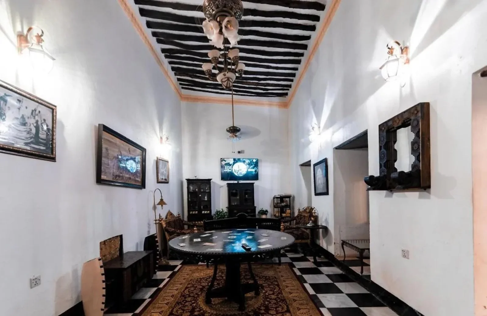 Dhow Palace Hotel 