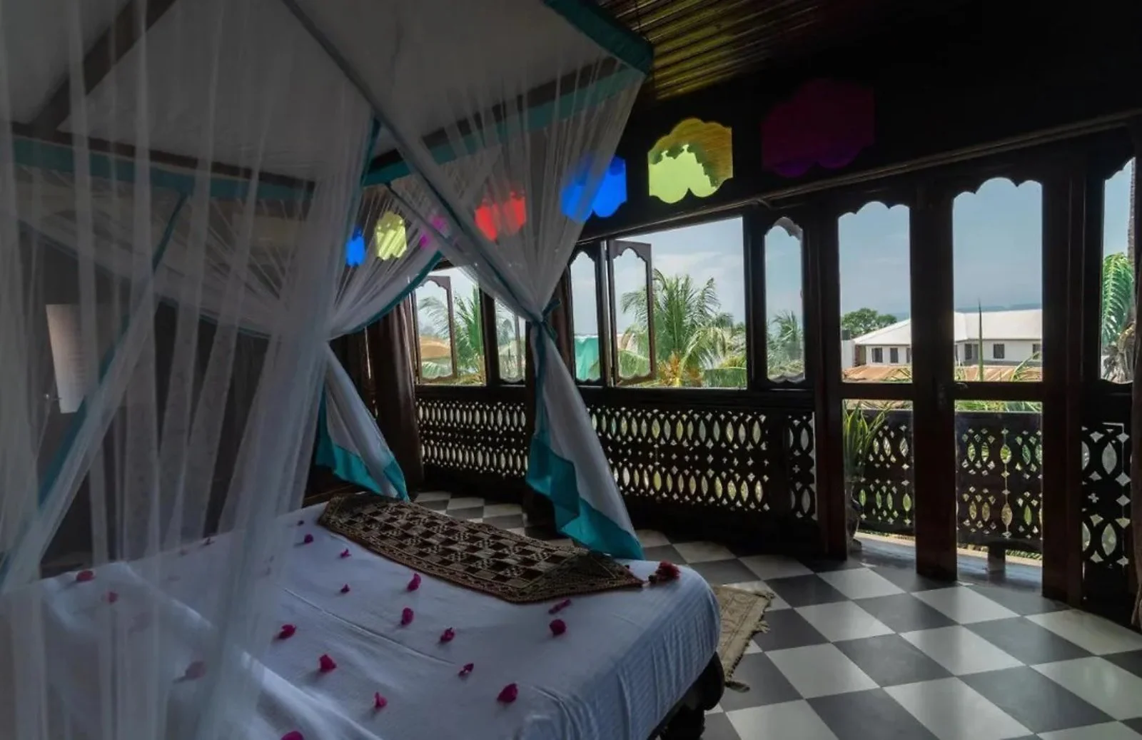 Dhow Palace Hotel 