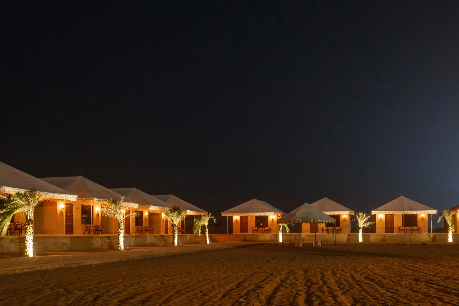 Campo tendato tra le dune del deserto Thar