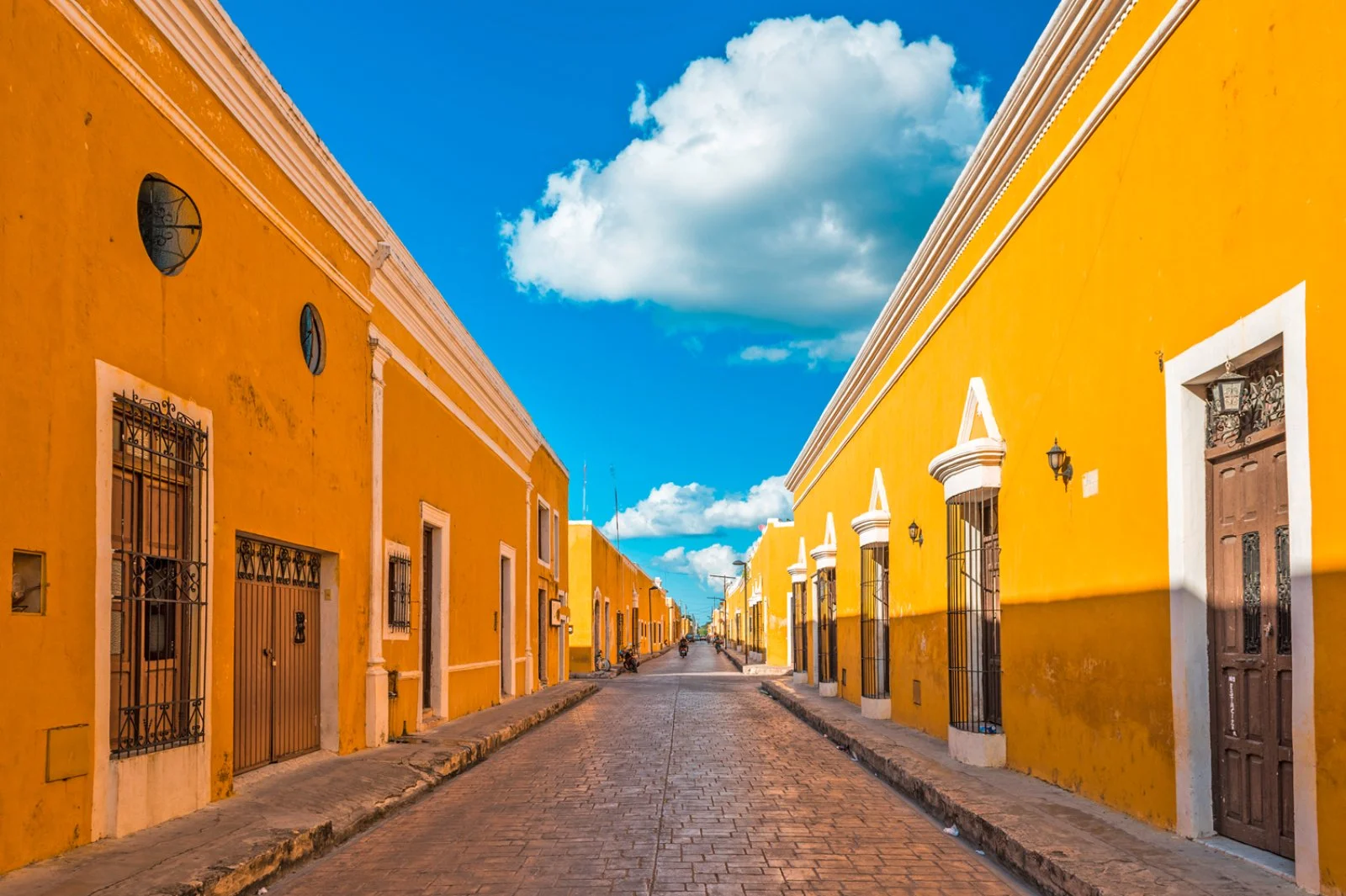 Cancun/Chichen Itza/Izamal/Merida (320 km)