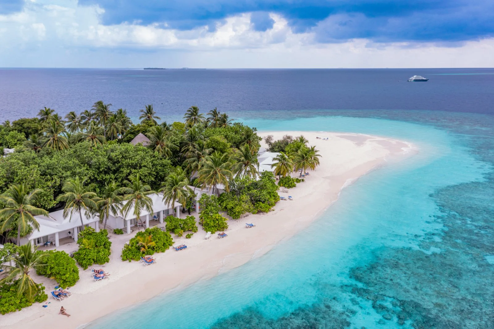 Seaclub Sandies Bathala Resort 