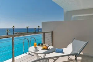 Executive family room vista mare con piscina condivisa