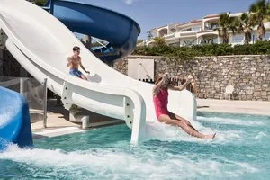Piscina per bambini con scivoli