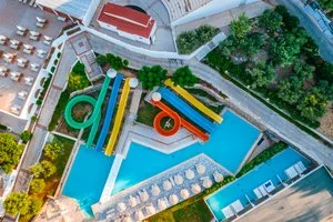 Piscina con scivoli