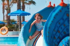 Piscina con scivoli per bambini