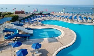 Piscina con scivoli