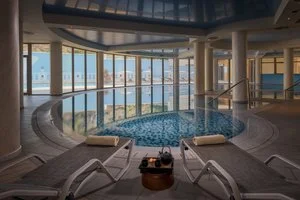 Piscina coperta presso il centro SPA