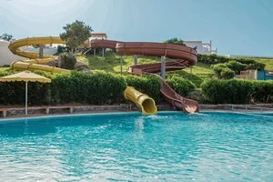 Piscina con scivoli