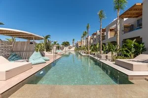 Piscine swim-up o condivise