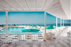 Piscina principale e pool bar
