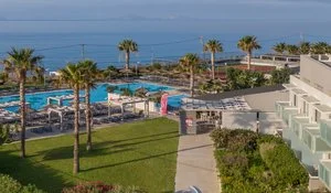Piscina principale e pool bar