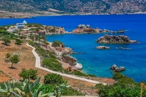 La costa verso le spiagge di Votsalakia e Amoopi