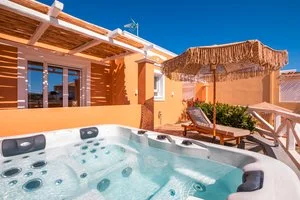 Villa con idromassaggio esterno