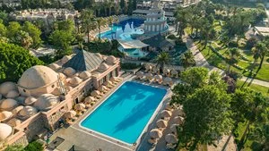 Piscina relax, piscina per bambi e piscina principale