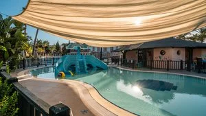 Piscina con scivoli per bambini