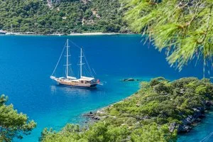 Una delle suggestive baie della costa turchese