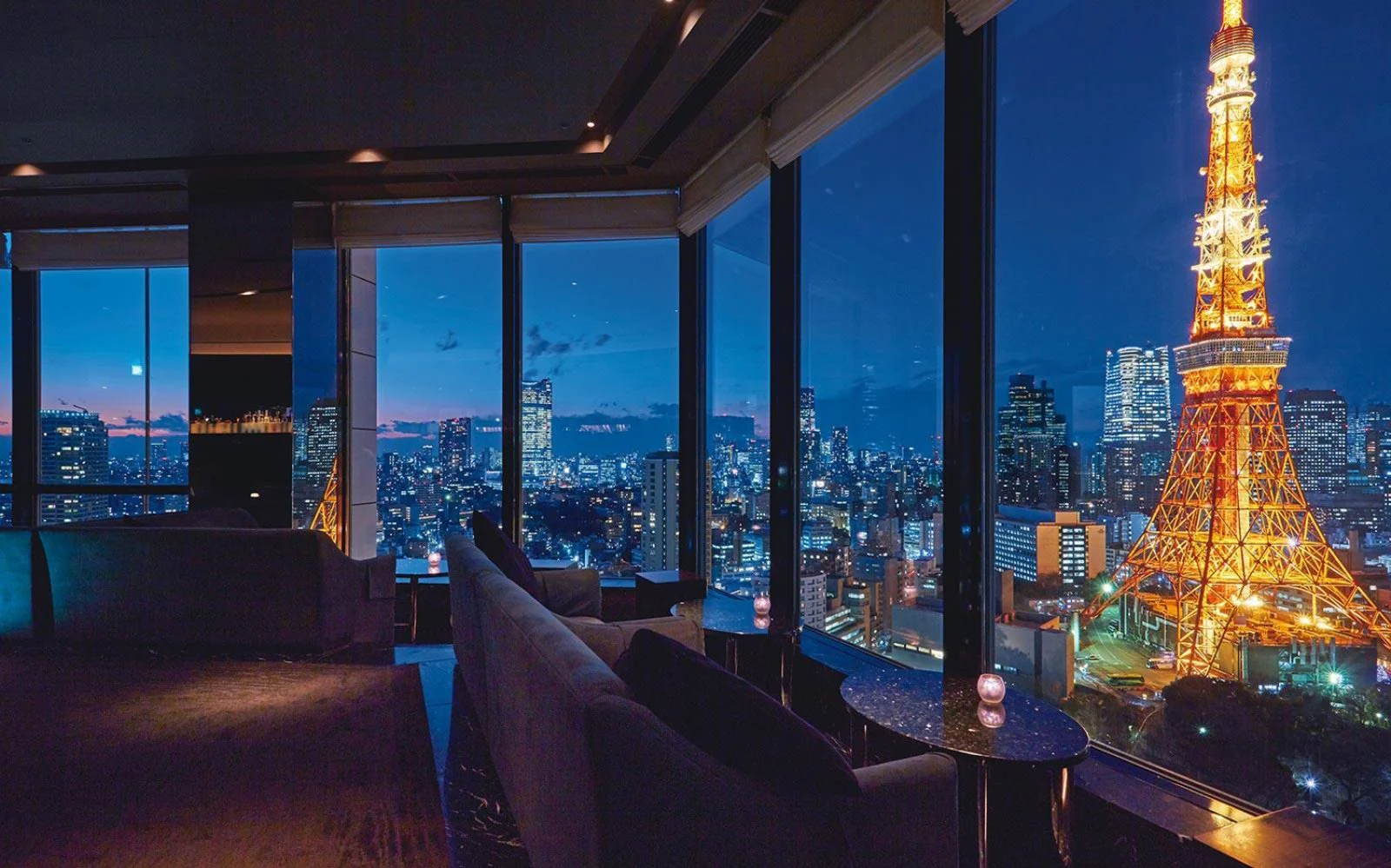Brindisi sotto le luci di Tokyo