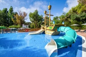 Piscina per bambini con scivoli e giochi d'acqua