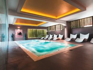 Piscina coperta centro benessere