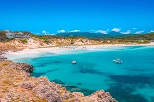 BEACH CLUB – Es mercadal