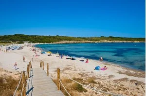 BEACH CLUB – Es mercadal