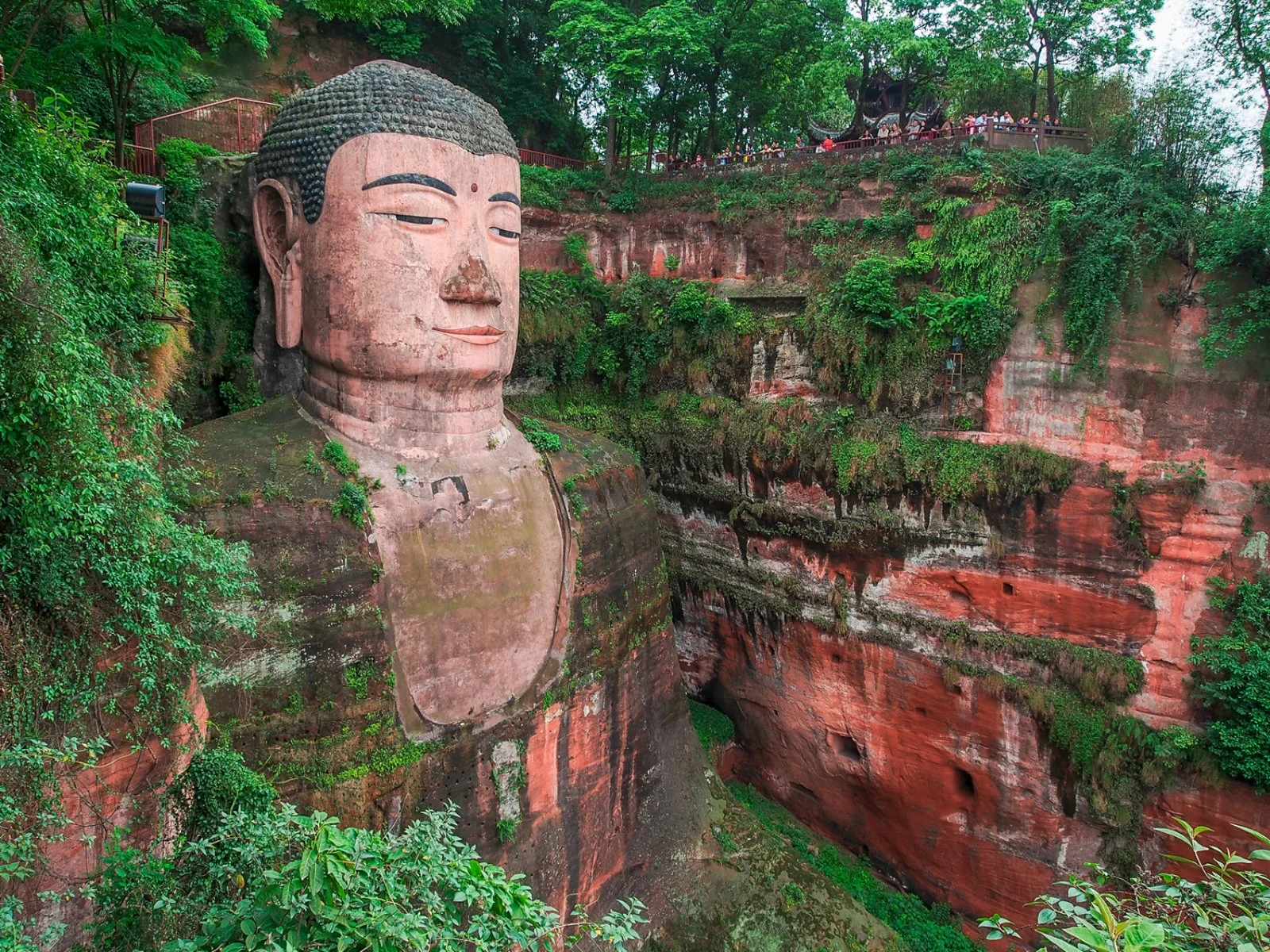 Leshan, dove il Buddha veglia sul fiume