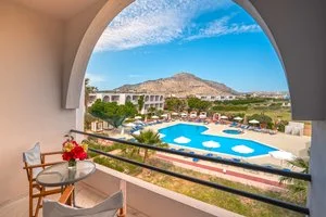 Camera con terrazzo - vista su piscina