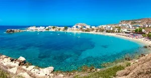 La vista della baia di Lefkos dalle ville