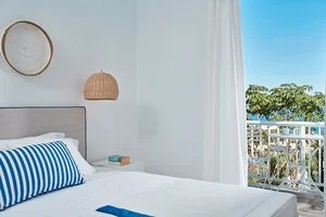 MR & MRS WHITE TINOS – Ormos Agiou Ioanni