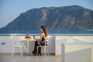 ROYAL BAY – Onia