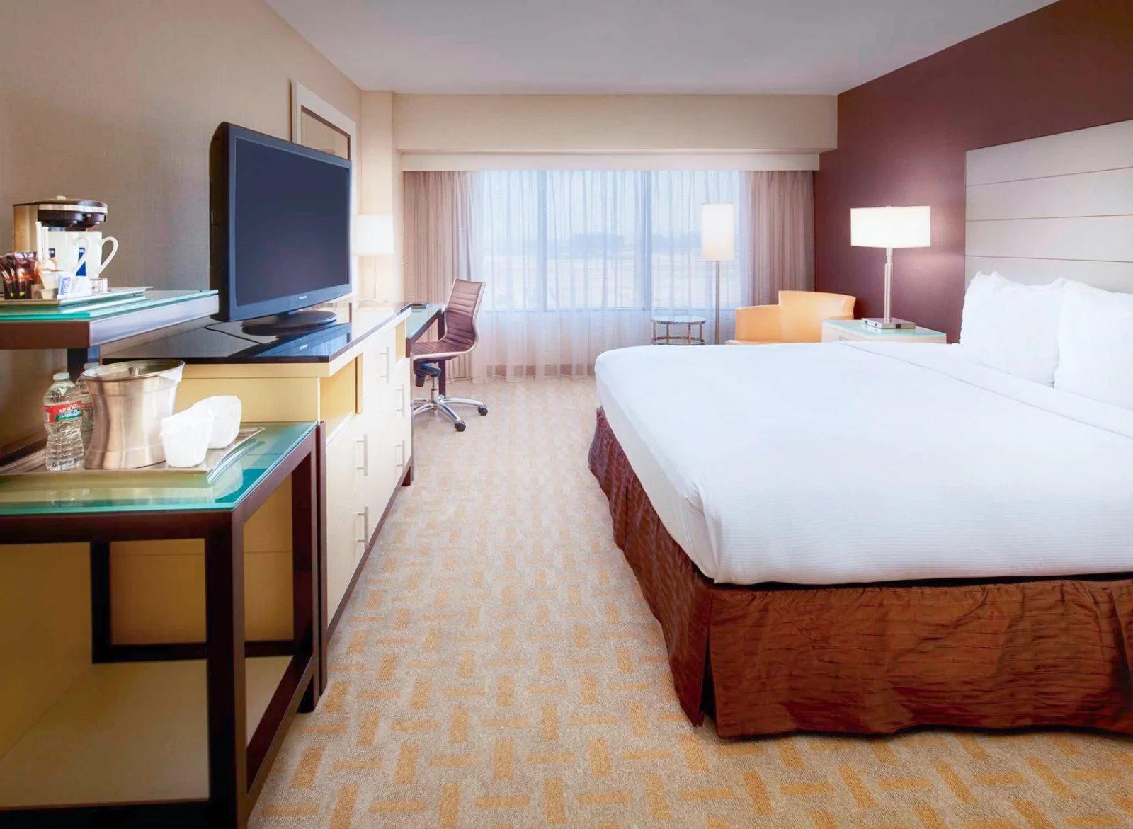 Pre/Post Night Voyager/Travell Lax Hilton Airport 