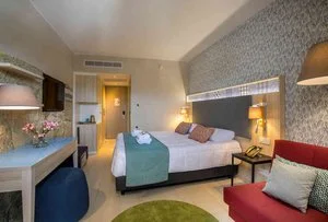 LEONARDO LAURA BEACH – Cipro
