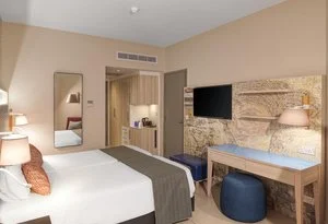 LEONARDO LAURA BEACH – Cipro