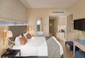 LEONARDO LAURA BEACH – Cipro