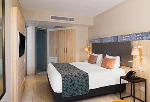 LEONARDO LAURA BEACH – Cipro