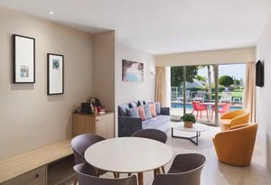 LEONARDO LAURA BEACH – Cipro