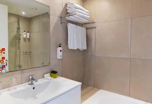 LEONARDO LAURA BEACH – Cipro