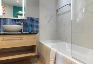 LEONARDO LAURA BEACH – Cipro
