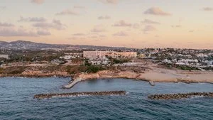 LEONARDO LAURA BEACH – Cipro