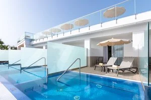 Swim-up suite