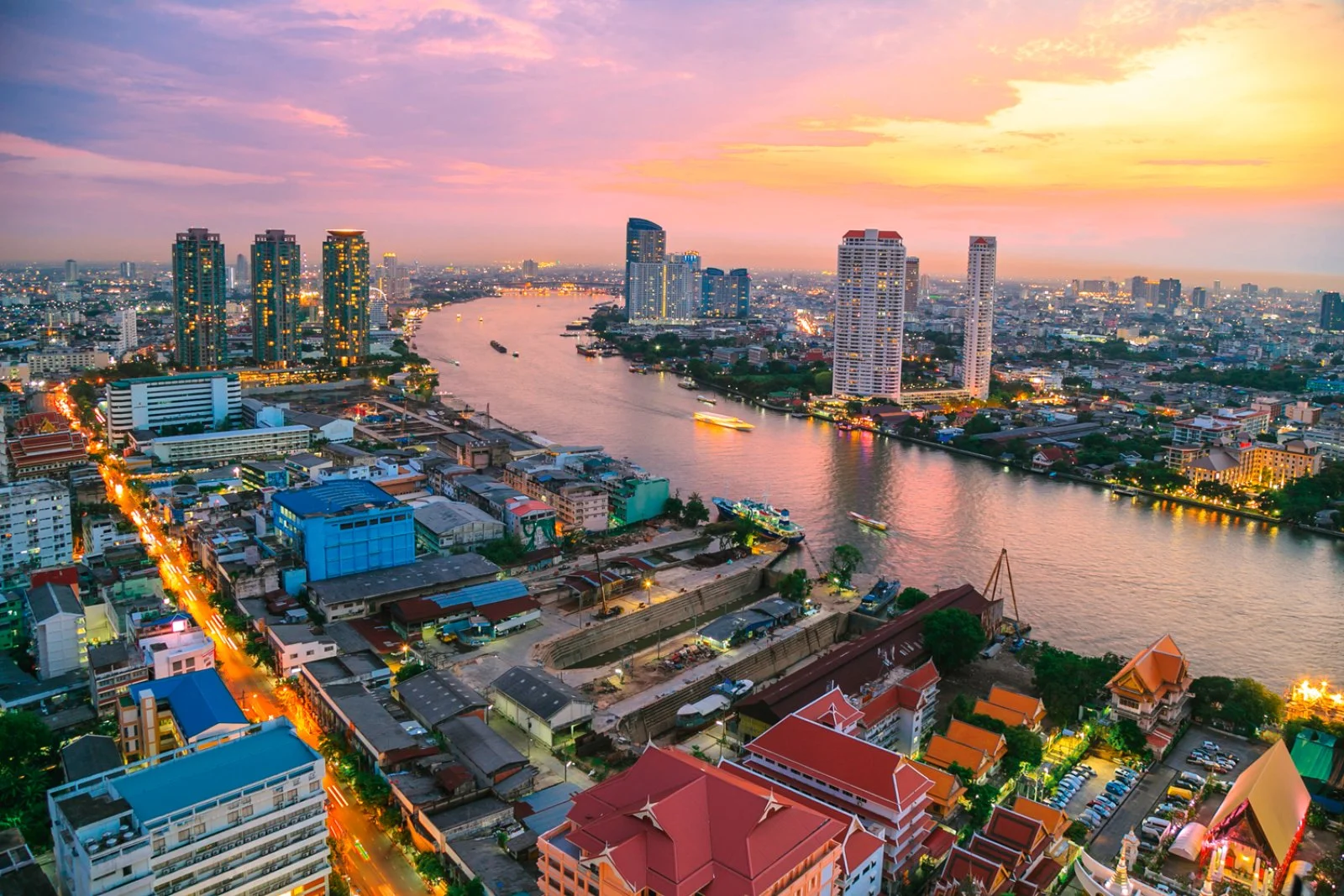 Navigando tra le luci di Bangkok