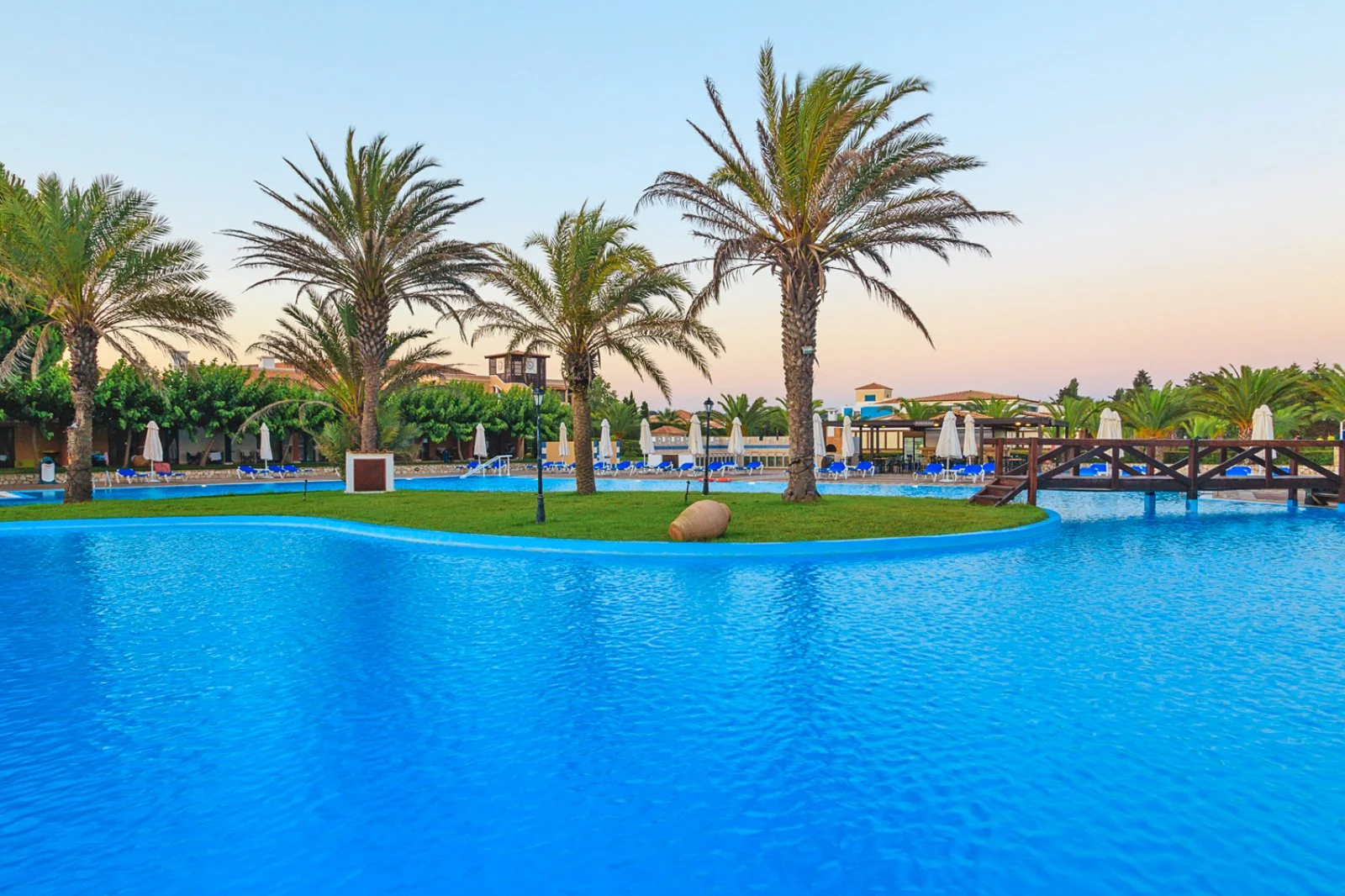 BRAVO ALDEMAR OLYMPIAN VILLAGE – Patronikoleika